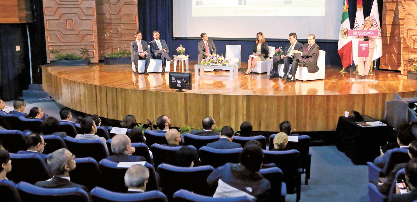 La secretaria de Economía, Graciela Márquez, y el titular de la Profeco, Ricardo Sheffield, encabezaron ayer el foro sobre telecomunicaciones. CORTESÍA