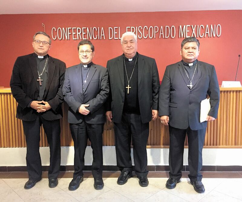 Rogelio Cabrera López (segundo de der. a izq.), presidente de la Conferencia del Episcopado Mexicano, y el secretario general, Alfonso Miranda Guardiola (tercero de der. a izq.), al concluir la 108 Asamblea Plenaria de esta institución. PERLA MIRANDA. EL