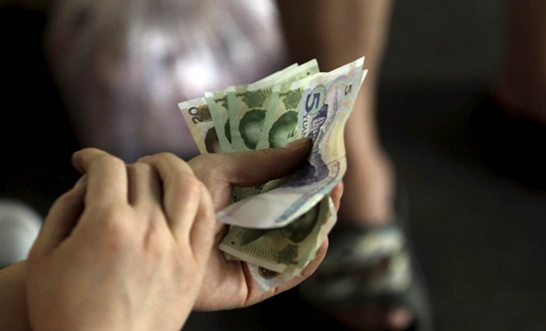 El banco central de China permitió ayer la devaluación del yuan, o renminbi, en 1.9% frente al dólar (EFE)