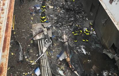 Piloto de helicóptero que chocó en Manhattan advirtió que estaba perdido: AP