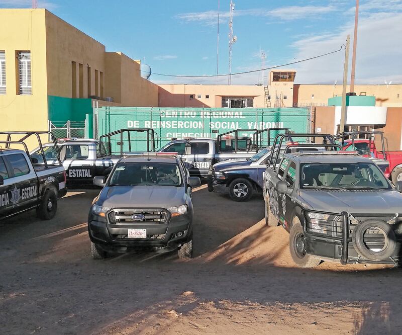 Tras el enfrentamiento entre reclusos, la Policía Federal resguardó las inmediaciones del Centro de Regional de Readaptación Social de Zacatecas. Foto: MICHAELL REYES. AFP