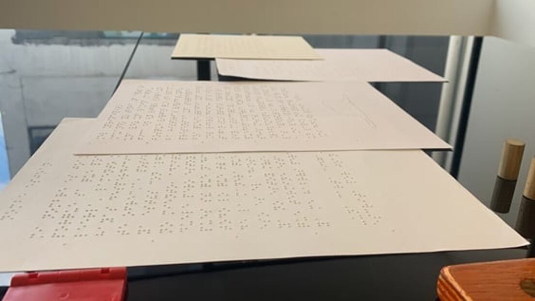 Los ojos de Joan, el arte de enseñar a escribir Braille en TikTok