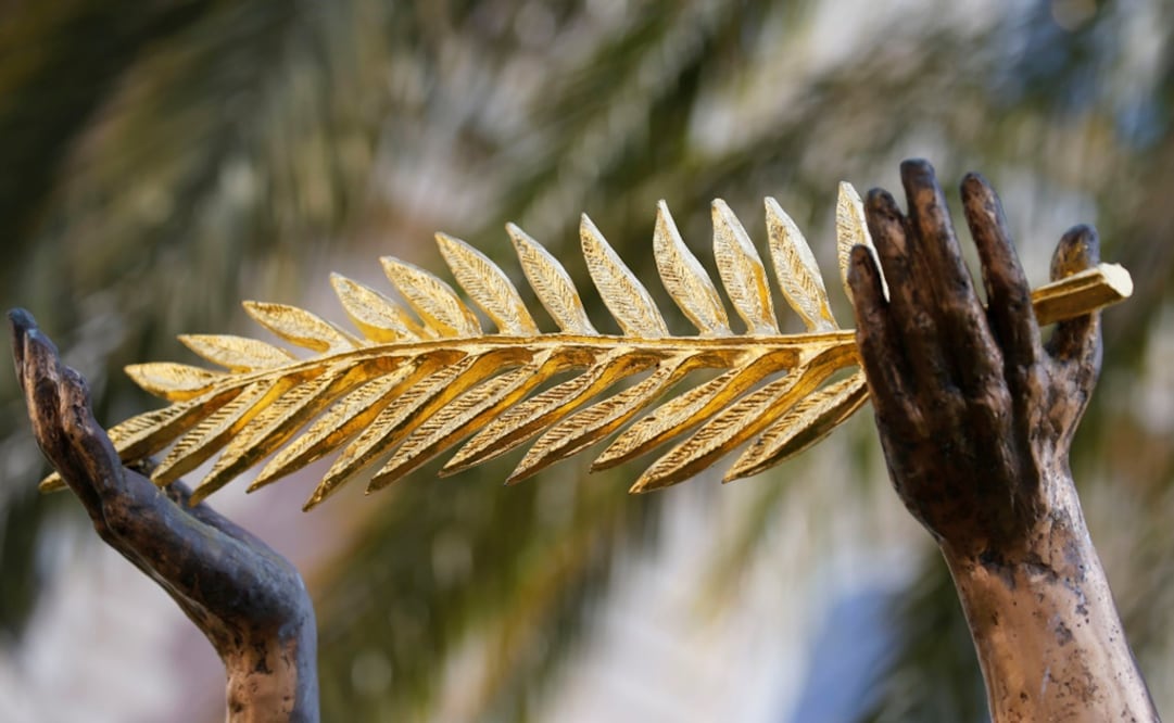 The "Palme d'Or" held by a statue outside the Carlton Hotel in Cannes - Photo: File Photo/REUTERS