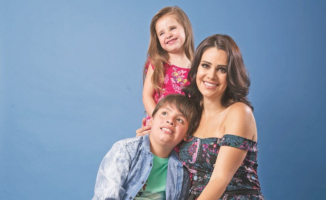 Luz Elena González acompañada de Santi y Majo. (GERMÁN ESPINOSA. EL UNIVERSAL)