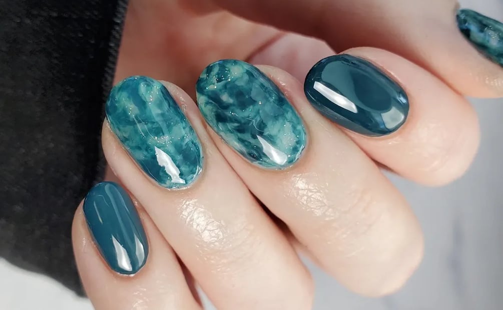 Combina el color teal con el efecto marmol. Foto: Instagram @ps.nailing.it