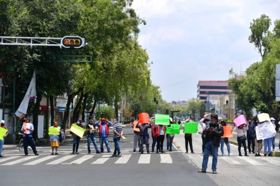 Comerciantes bloquean calles del Centro; exigen que los dejen vender