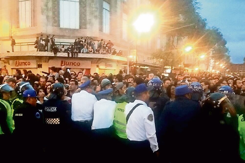 Jóvenes subieron a las marquesinas para presenciar el concierto (C. ROGEL BLANQUET. EL UNIVERSAL)