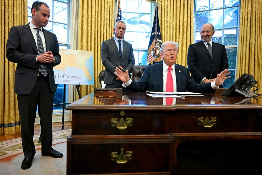 El presidente estadounidense Donald Trump junto con el Secretario de Salud y Servicios Humanos de Estados Unidos, Robert F. Kennedy Jr. en la Oficina Oval de la Casa Blanca en Washington. Foto: AFP / Archivo