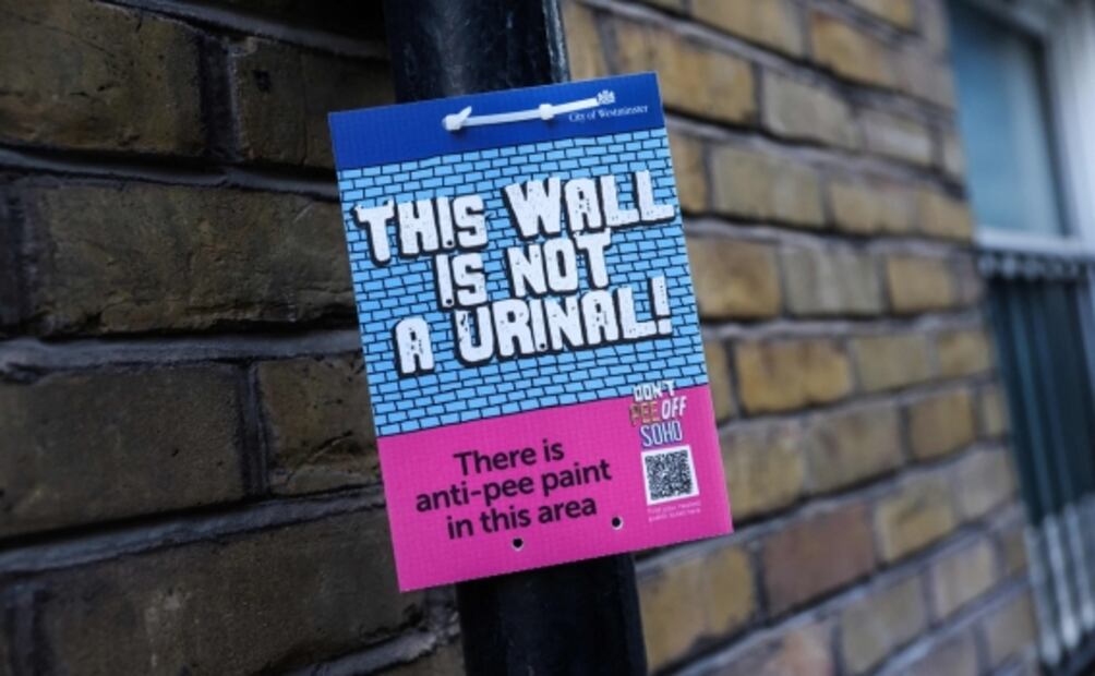 "Esta pared no es un urinario": prueban pintura "antipipí" que repele y salpica de vuelta