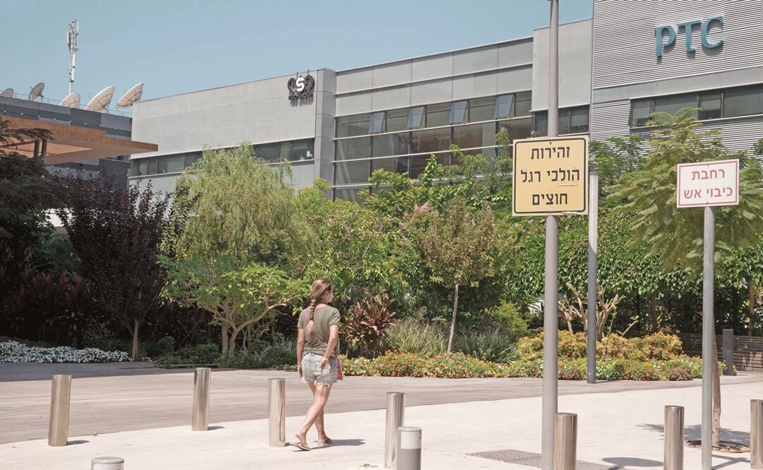 Una mujer pasa frente a la sede de Pegasus, de la firma israelí NSO Group, en Herzliya, cerca de Tel Aviv. Foto: AFP