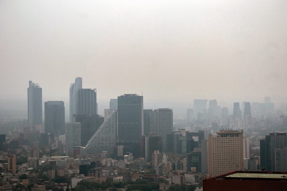 Antes la elevada contaminación en la capital del país, el jefe de gobierno pidió a la ciudadanía no realizar actividades al aire libre después de las 13:00 horas (SIMÓN SÁNCHEZ. CUARTOSCURO)
