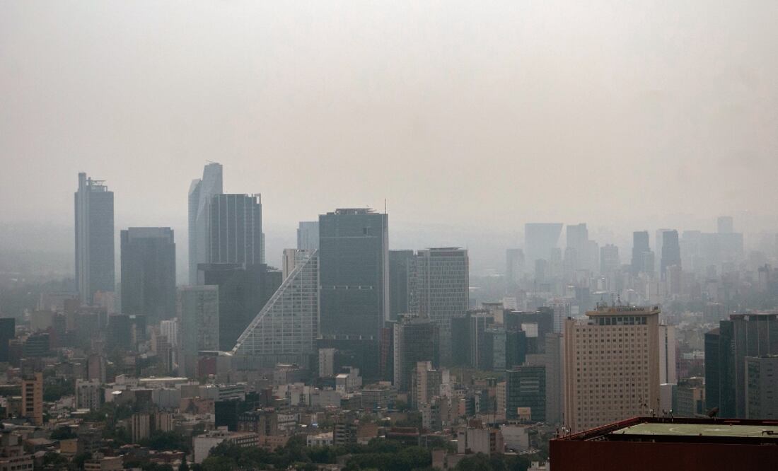 Antes la elevada contaminación en la capital del país, el jefe de gobierno pidió a la ciudadanía no realizar actividades al aire libre después de las 13:00 horas (SIMÓN SÁNCHEZ. CUARTOSCURO)