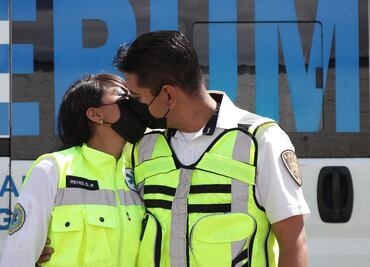 Paramédicos atendían Covid y hallan el amor en plena pandemia