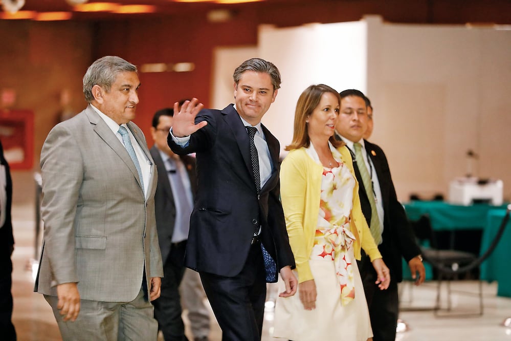 El titular de la Secretaría de Educación Pública, Aurelio Nuño Mayer (centro), al arribar a la Cámara de Diputados, donde defendió el nuevo modelo educativo ante los legisladores (LUIS CORTÉS. EL UNIVERSAL)