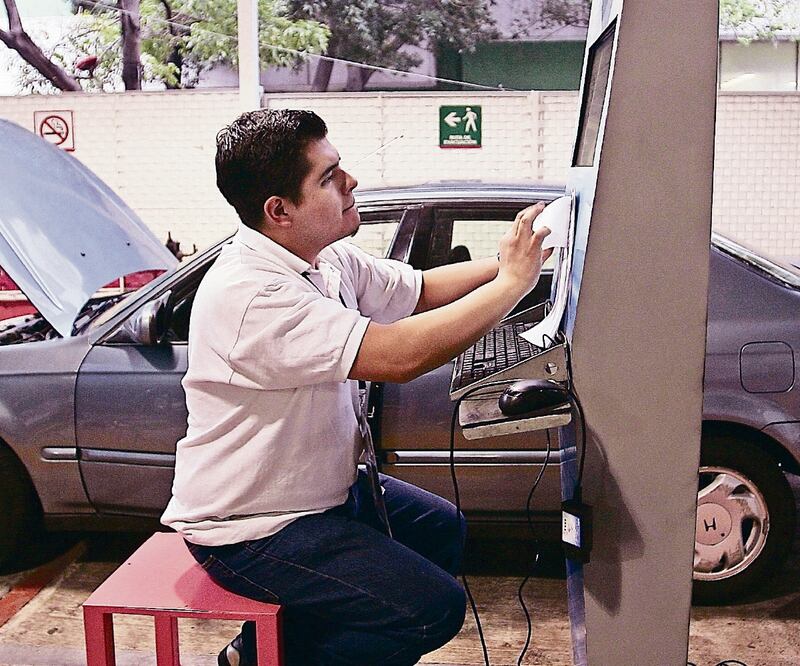 Cuando se reabran los verificentros, el personal que tiene mayor contacto con los usuarios deberá usar tapabocas y careta. Foto: ARCHIVO EL UNIVERSAL