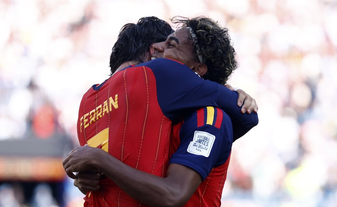 Ferran Torres y Lamine Yamal en festejo de gol, durante la final del Mundial de 2026 entre España y Argentina - Foto: EFE