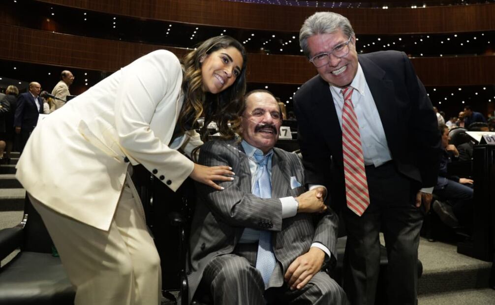 El licenciado Juan Francisco Ealy Ortiz, presidente ejecutivo de El Universal, visitó la Cámara de Diputados. Estuvo acompañado de su esposa Perla Diaz de Ealy y de su hija la diputada María Teresa Ealy. Foto: Carlos Mejía / EL UNIVERSAL