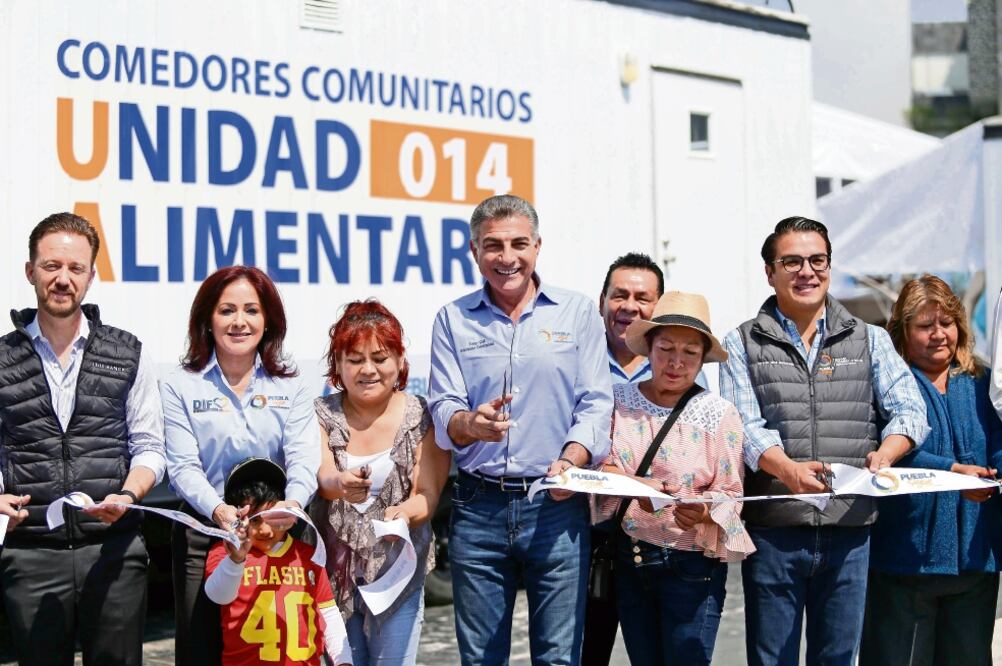 El gobernador Antonio Gali (cen.) y la presidenta del DIF-Puebla, Dinorah López de Gali, entregaron, de manera simbólica, 149 comedores comunitarios. 