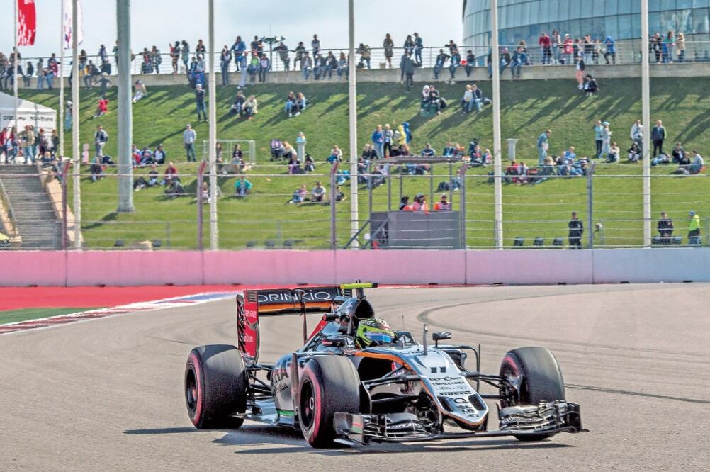 Sergio Pérez, tras largas tandas en el circuito ruso, ya cuenta con una evaluación de los neumáticos (SRDJAN SUKI. EFE)