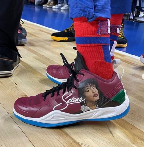 Jugador de NBA sorprende con tenis de Selena