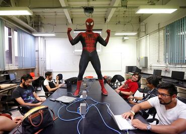 "Hombre Araña" mexicano captura a sus estudiantes en redes de ciencia