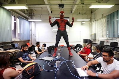 "Hombre Araña" mexicano captura a sus estudiantes en redes de ciencia