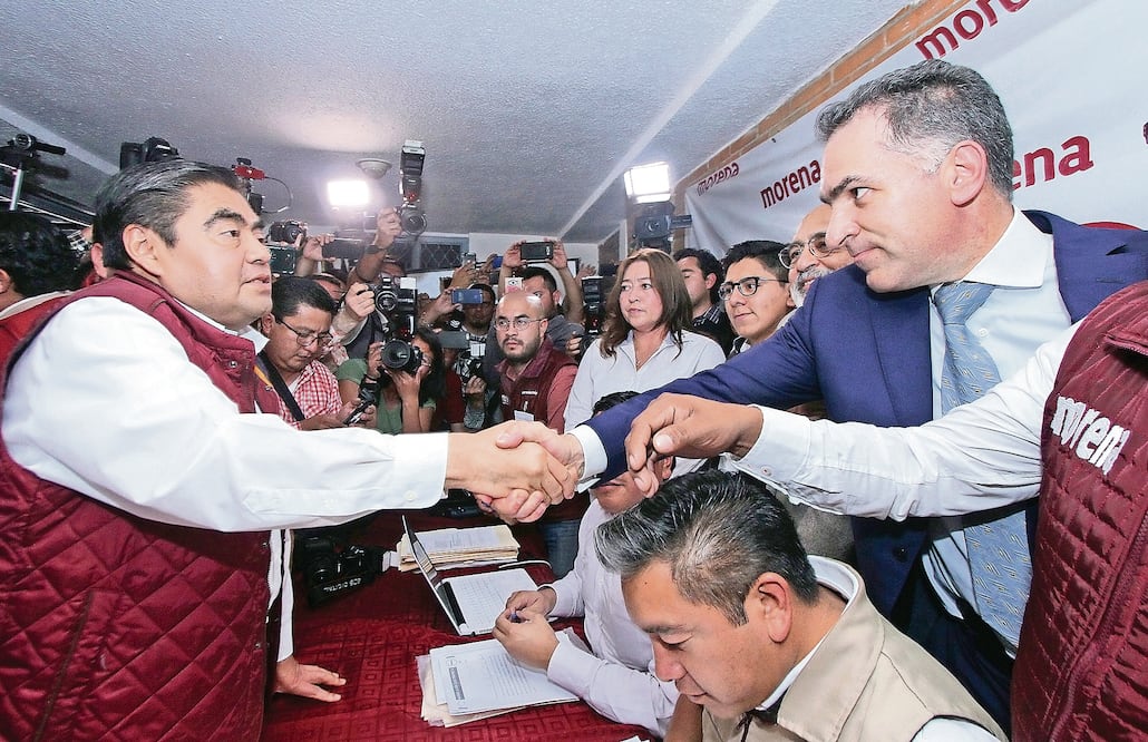 En un segundo intento por conseguir la gubernatura poblana, Miguel Barbosa acudió al órgano interno de Morena para formalizar su aspiración. OMAR CONTRERAS. EL UNIVERSAL