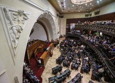 Parlamento venezolano desafía a la Constituyente de Maduro