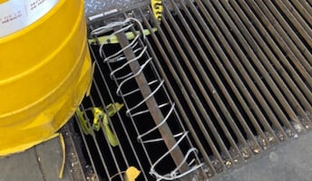 Mujer queda atrapada en rejilla del Centro Histórico de la CDMX; policías y trabajadores la rescatan