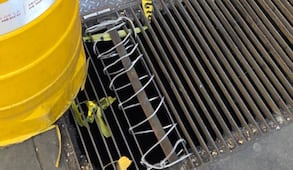 Mujer queda atrapada en rejilla del Centro Histórico de la CDMX; policías y trabajadores la rescatan