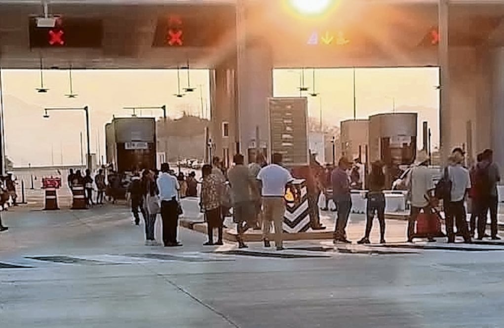 Habitantes de 62 comunidades del municipio de Santa María Colotepec permiten el paso de los vehículos a cambio de una cooperación económica. Foto: Especial