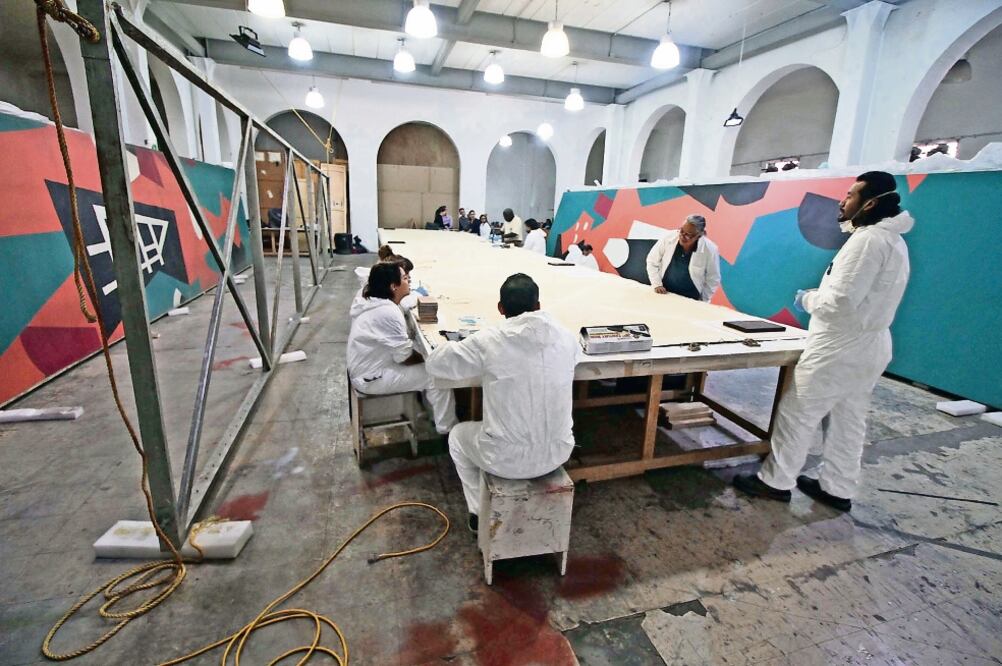 Especialistas del Cencropam realizan la restauración de los 12 paneles de la pintura que Carlos Mérida diseñó en 1964 para el cine Manacar (GERMÁN GARCÍA. EL UNIVERSAL)