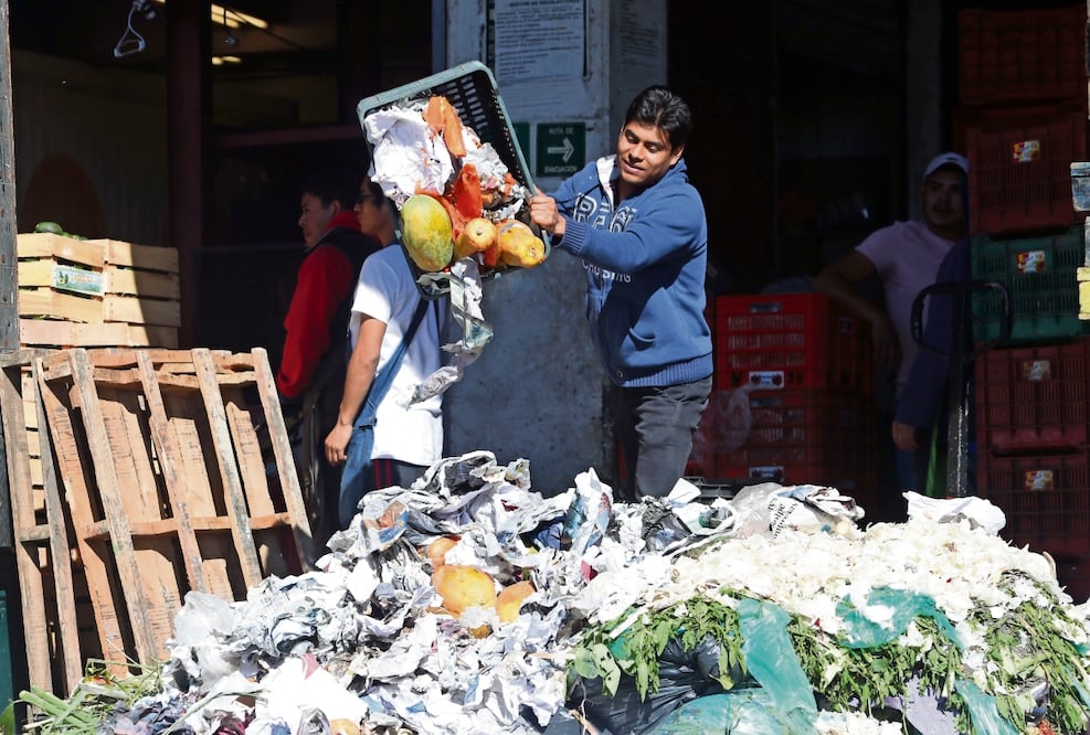 Los consumidores mexicanos están cambiando sus hábitos en busca de disminuir el desperdicio comprando solamente lo necesario. Foto: Archivo El Universal