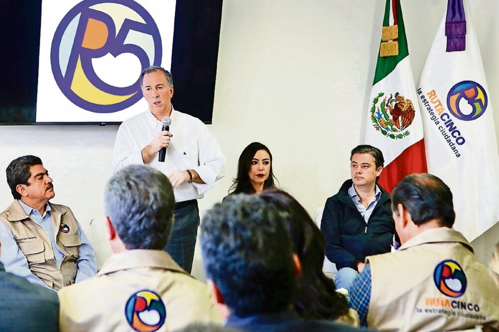 El aspirante del PRI-PVEM-NA (izq.), José Antonio Meade, en una reunión con integrantes de la Ruta Cinco (CORTESÍA)