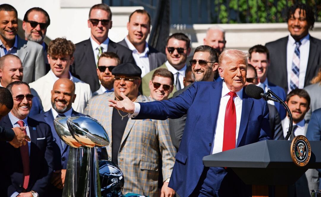 El presidente estadounidense, Donald Trump, durante una ceremonia con los Eagles de Philadelphia, en la Casa Blanca, ayer lunes 28 de abril. Foto: EFE