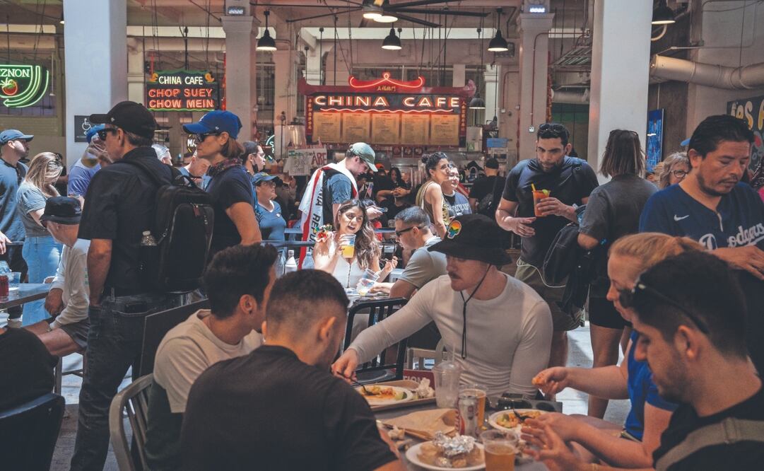 El Grand Central Market es un espacio que concentra decenas de restaurantes pequeños, en el centro de Los Ángeles. Unas horas antes de la protesta del No Kings Day, el sábado, lucía lleno. Foto: Aimee Melo/ EL UNIVERSAL