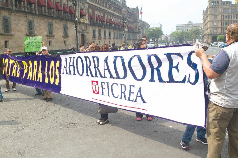 Los ahorradores defraudados aseguraron que este jueves acudirán a la sede del Senado de la República para continuar sus negociaciones con los legisladores para que se apruebe la “Ley Ficrea" (ARCHIVO EL UNIVERSAL)