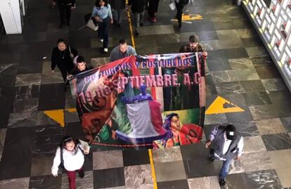 Recuerdan con misa y marcha a costureras que murieron en el sismo de 1985 en la colonia Obrera