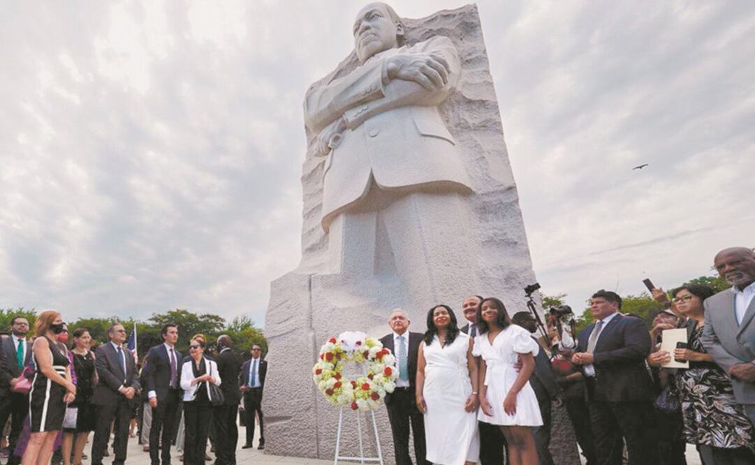 El presidente López Obrador rindió homenaje con una corona de flores a Martin Luther King.