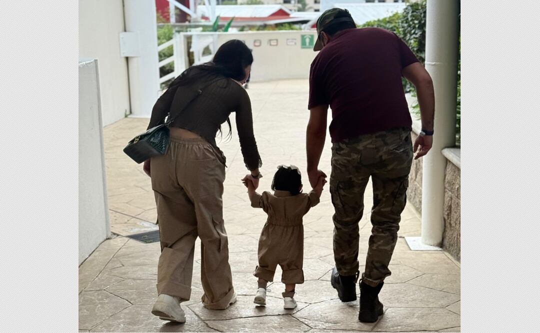 Tessa de la mano de sus padres José Eduardo Derbez y Paola Dalay.