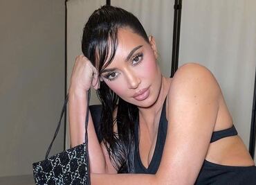 Kim Kardashian impone tendencia en verano con traje de baño de cuero