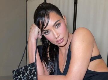 Kim Kardashian impone tendencia en verano con traje de baño de cuero