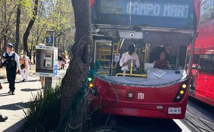 ¿Qué pasó? Unidad del Metrobús choca y termina estrellado contra un árbol en Reforma
