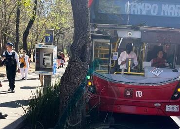 ¿Qué pasó? Unidad del Metrobús choca y termina estrellado contra un árbol en Reforma