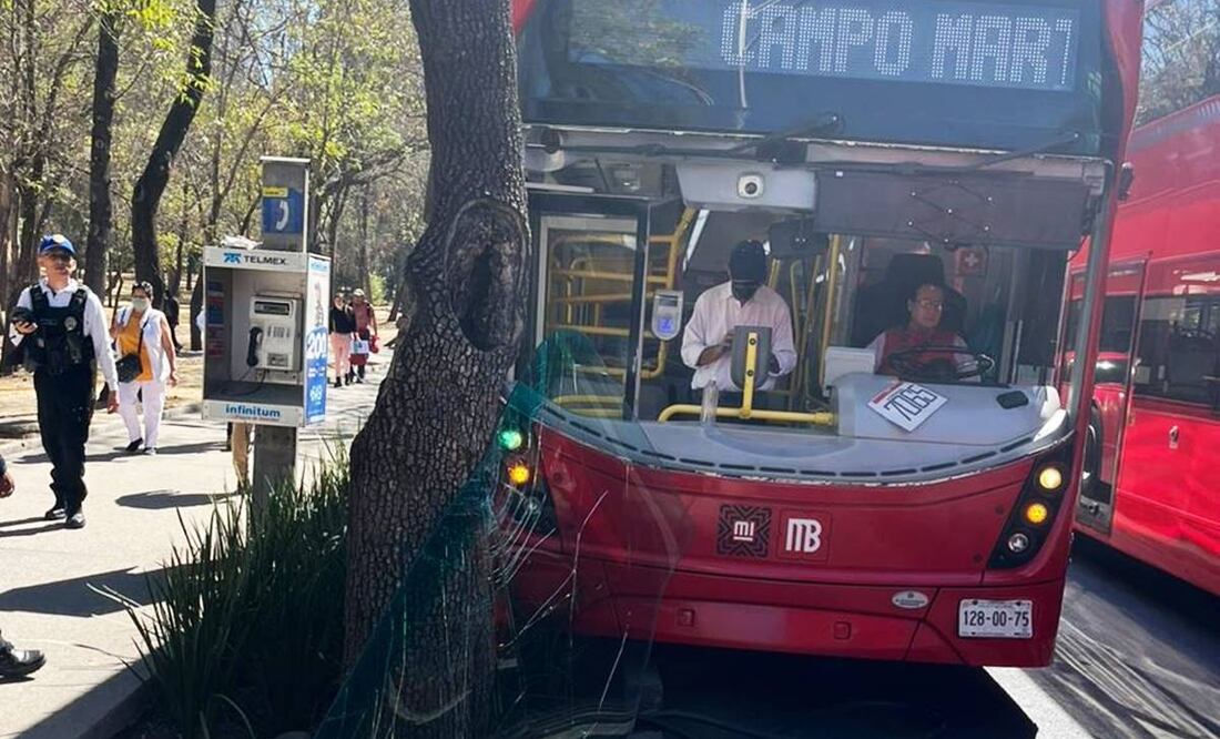 Metrobús se sube el camellón de Paseo de la Reforna; no hay lesionados. Foto: Twitter @CI_CDMX