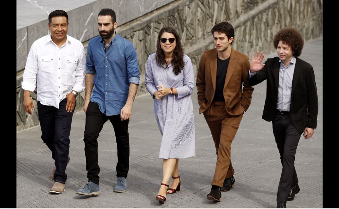 El director de cine David Zonana (2i), posa con los actores Hugo Mendoza (i), y Dario Yazbek Bernal (2d), y con los productores, Michel Franco (d), y Eréndira Nuñez (c), tras presentar su película "Mano de obra". Foto: EFE