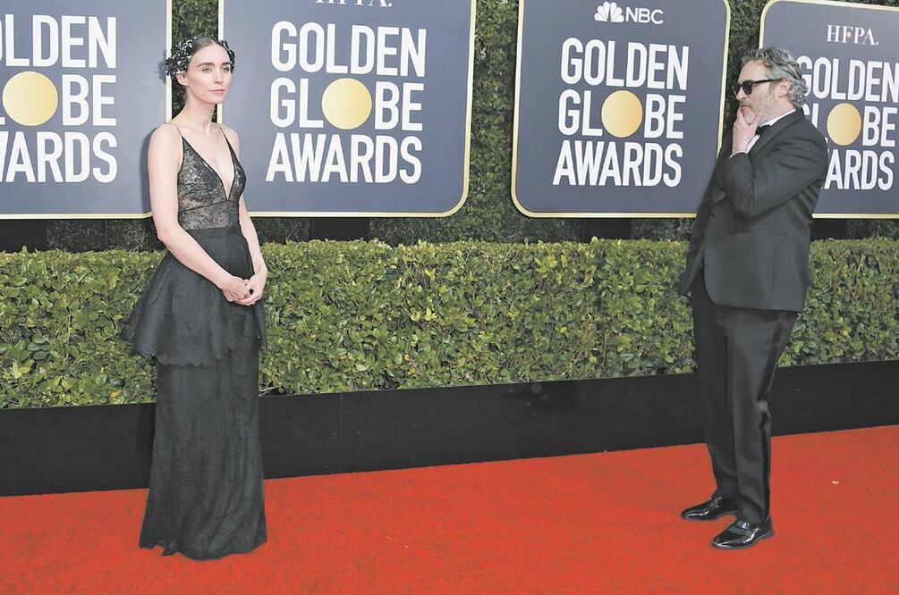 Rooney Mara destacó con un tocado con pedrería al lado de su pareja, Joaquin Phoenix, que iba con gafas oscuras. Fotos: AGENCIAS