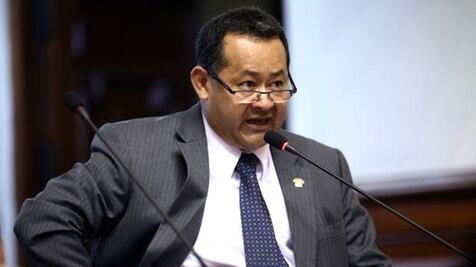 Congresista peruano dice que leer mucho da alzheimer; luego se retracta