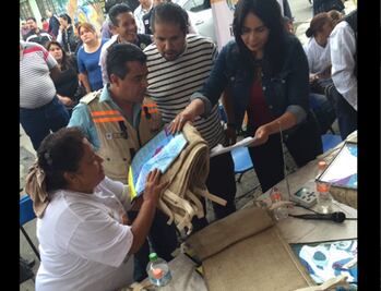 Iztapalapa entrega costales absorbentes para temporada de lluvias