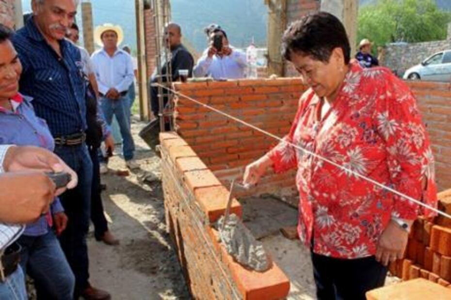 Policías-albañiles, uniformados levantan su cuartel en Querétaro 